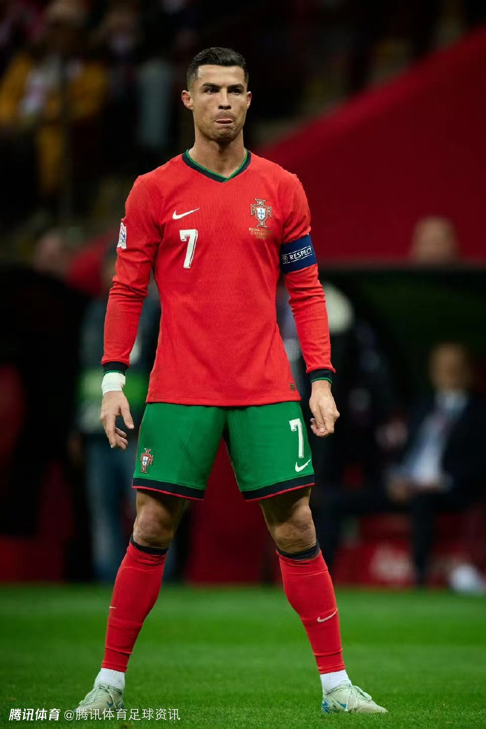 开云体育官网-C罗在塞尔维亚队比赛中精彩发挥，突破纪录引发热议！